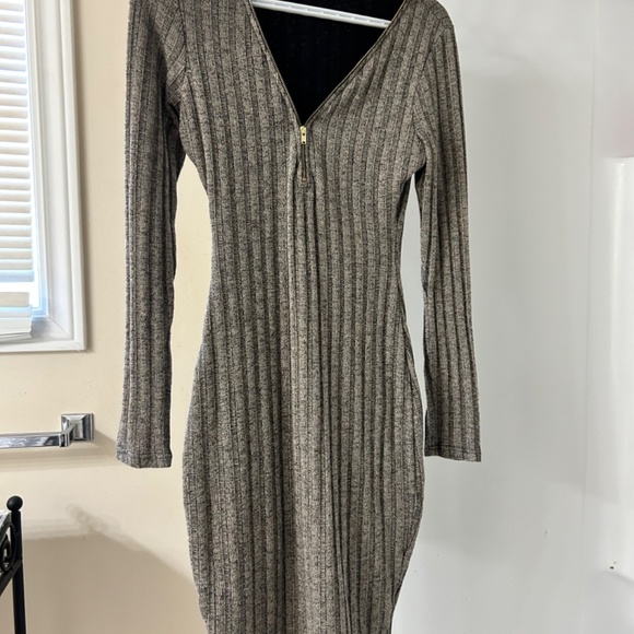 Women’s dress - Picture 2 of 3